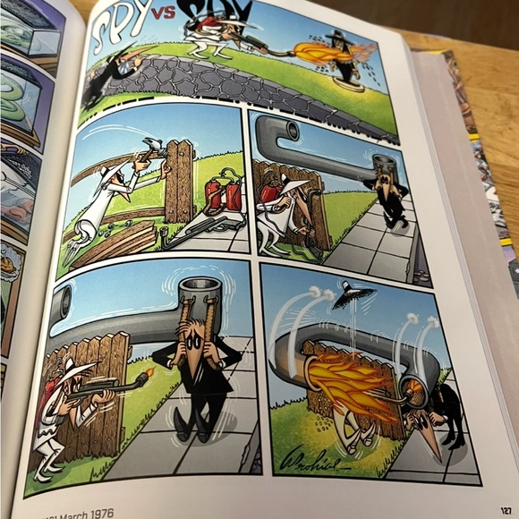 2015 MAD Magazine's iconic Spy vs Spy comic strip--now in full color! Hardback - Picture 9 of 11